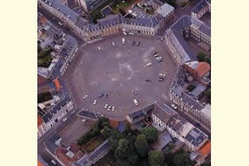 Place Victor Hugo à Arras , au fond l'Hôtel de Beaufort. 